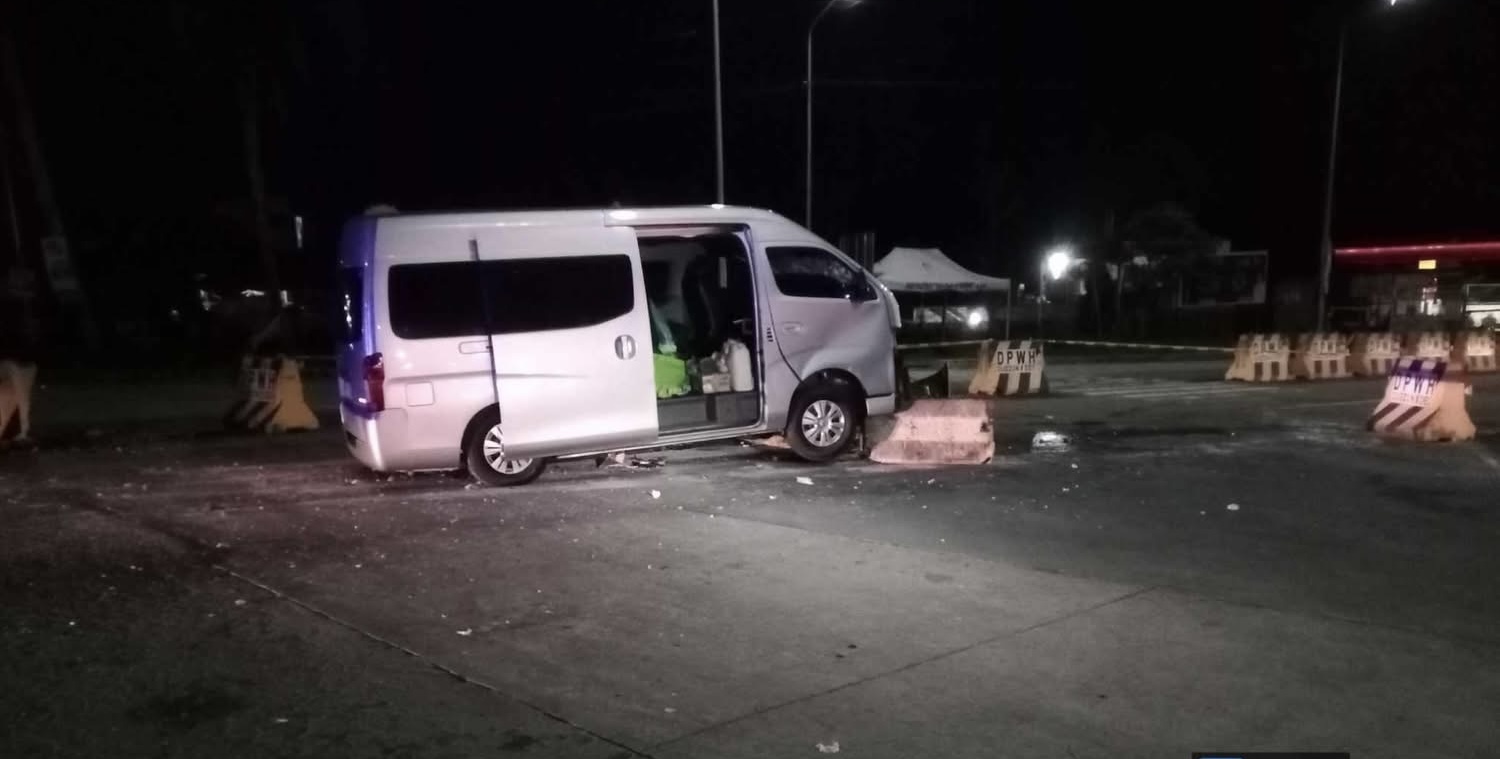 Van sumalpok sa concrete barrier sa Tayabas City matapos masilaw sa ilaw ng kasalubong , 7 sugatan